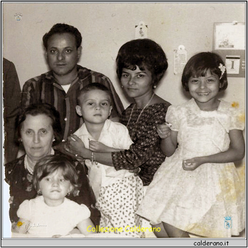 Peppino Liberatore con la moglie Gladys, i figli e Lina Limongi.jpg