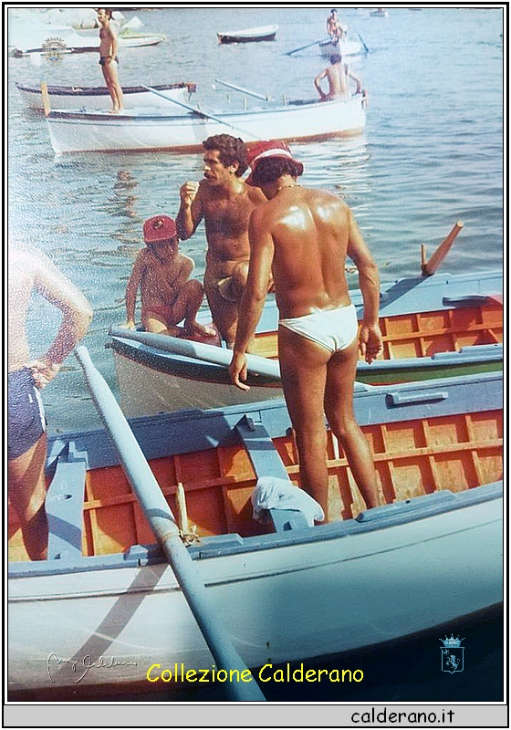 Matteo Schettino e di spalle Claudio Pagliaro, quando si faceva la regata con le barche alla Festa di Portosalvo .jpg