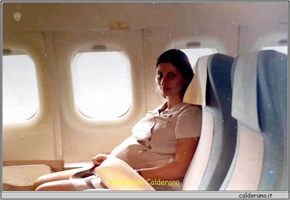 Wanda Auriemma col pancione sull'aereo 1972.jpg