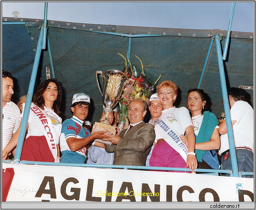 Biagio Vitolo premia il Vincitore del Terzo giro ciclistico di Basilicata 1986.jpeg