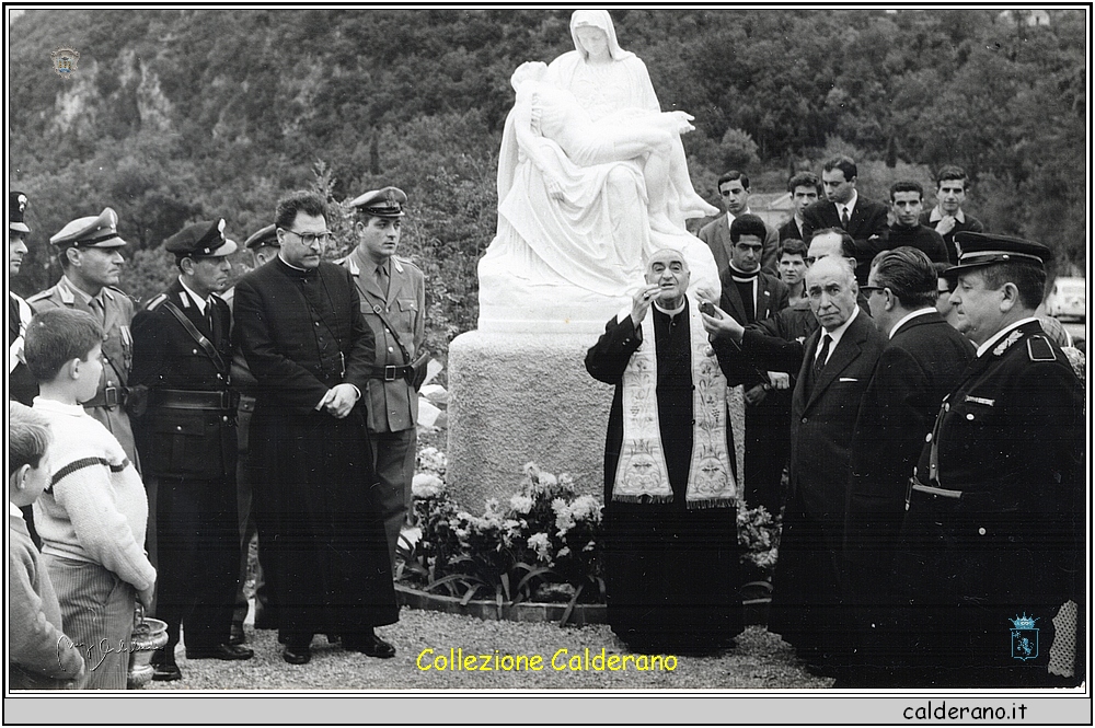 Federico Pezzullo benedice la statua della Pieta'.jpeg