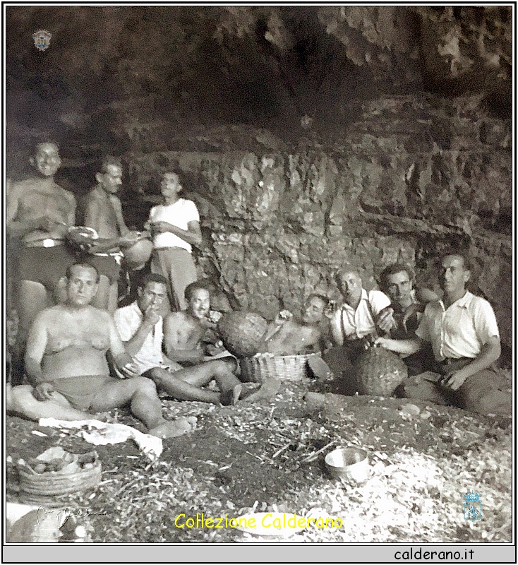 Piccolo spuntino nella grotta con Pasquale Stoppelli, Antonio Cernicchiaro e Biagio Vitolo.jpg