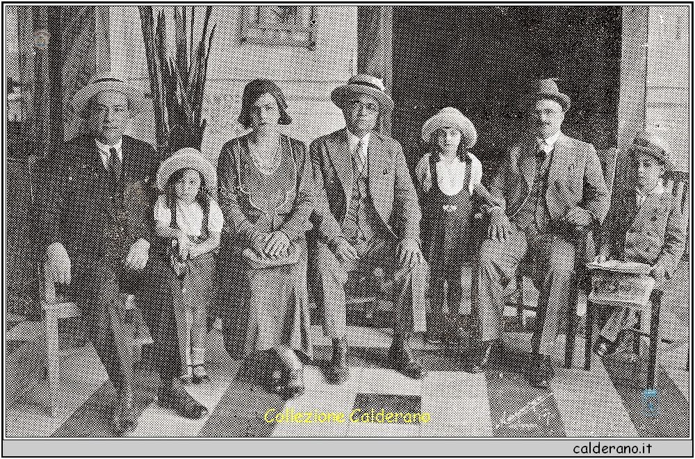 Giovanni Schettini, primo a sn, con la famiglia, costruttore dell'attuale Municipio - 1930.jpg