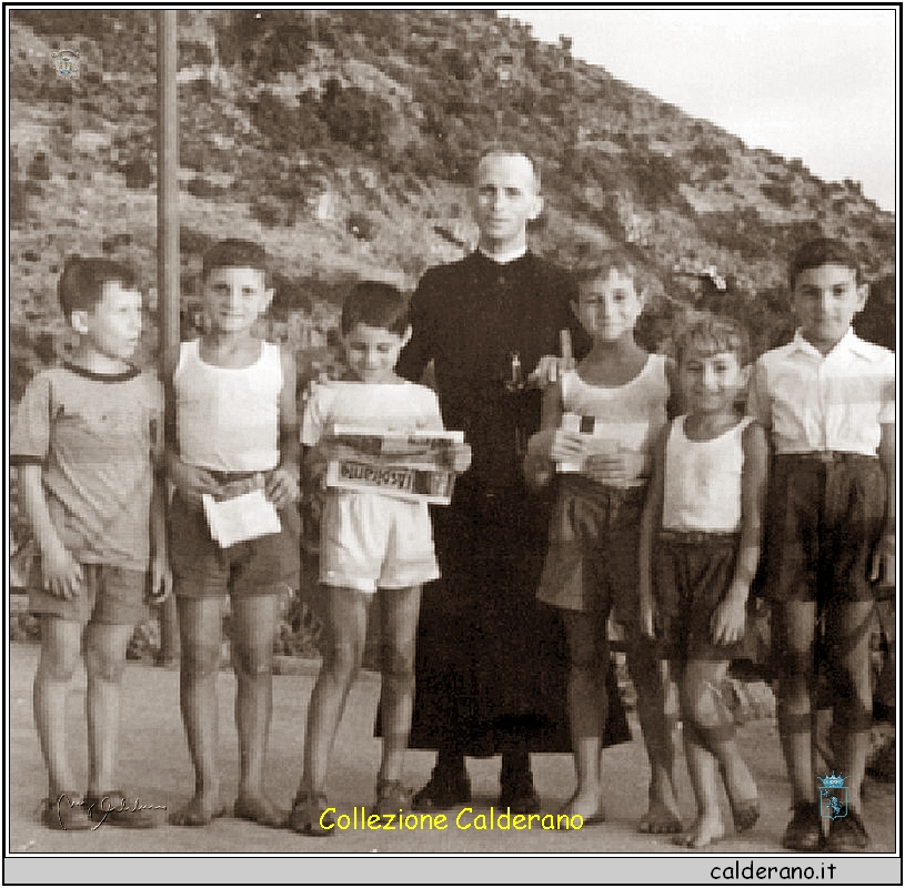 Padre Salerno con i ragazzi del Porto .jpg