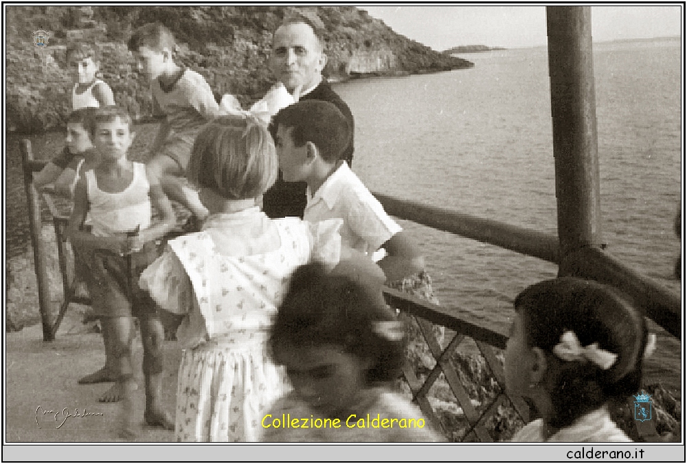 Padre Salerno con i ragazzi del Porto.jpg