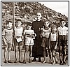 Padre Salerno con i ragazzi del Porto .jpg