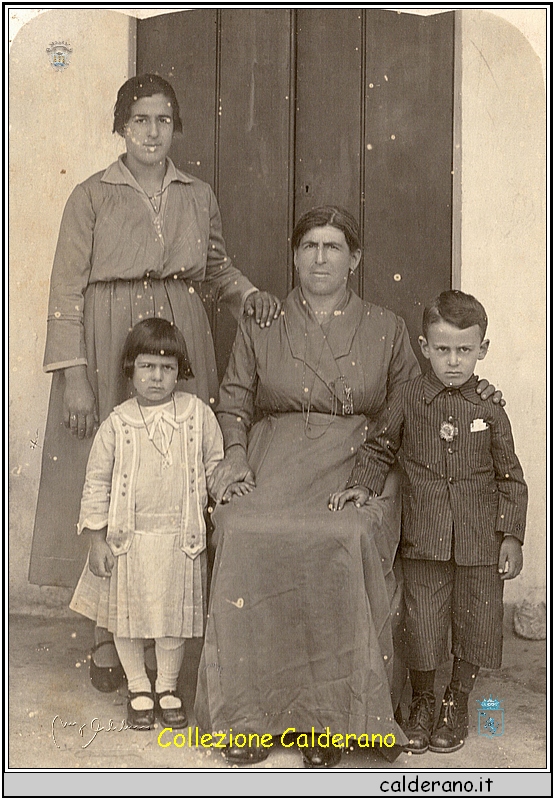 Filomena Montesano con i figli Vincenza, la piu' grande, Rosa la piccolina e Domenico.jpeg