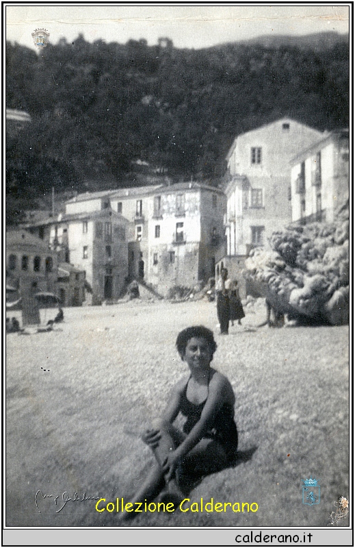 Carmelina sulla spiaggia al Porto.jpeg