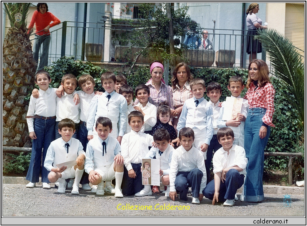 Carmelina Mazzeo con gli alunni della Colonia di Fiumicello.jpeg