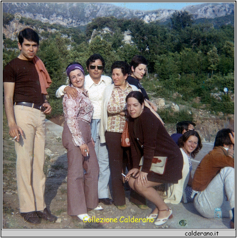 Carmelina Mazzeo, Assuntina Avigliano, Rosa Liberatore, Liliana Maestri e Liliana Colacolpe al campo sportivo 1971.jpeg