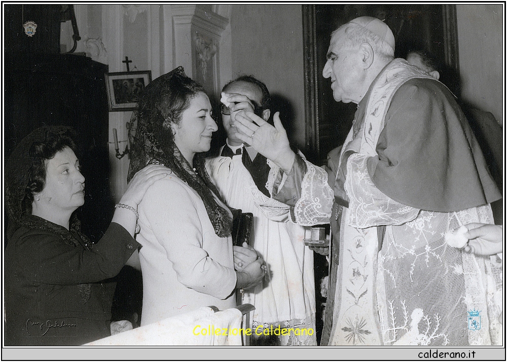 Il Vescovo Federico Pezzullo cresima Carmelina Mazzeo e madrina Antonietta Burza.jpeg