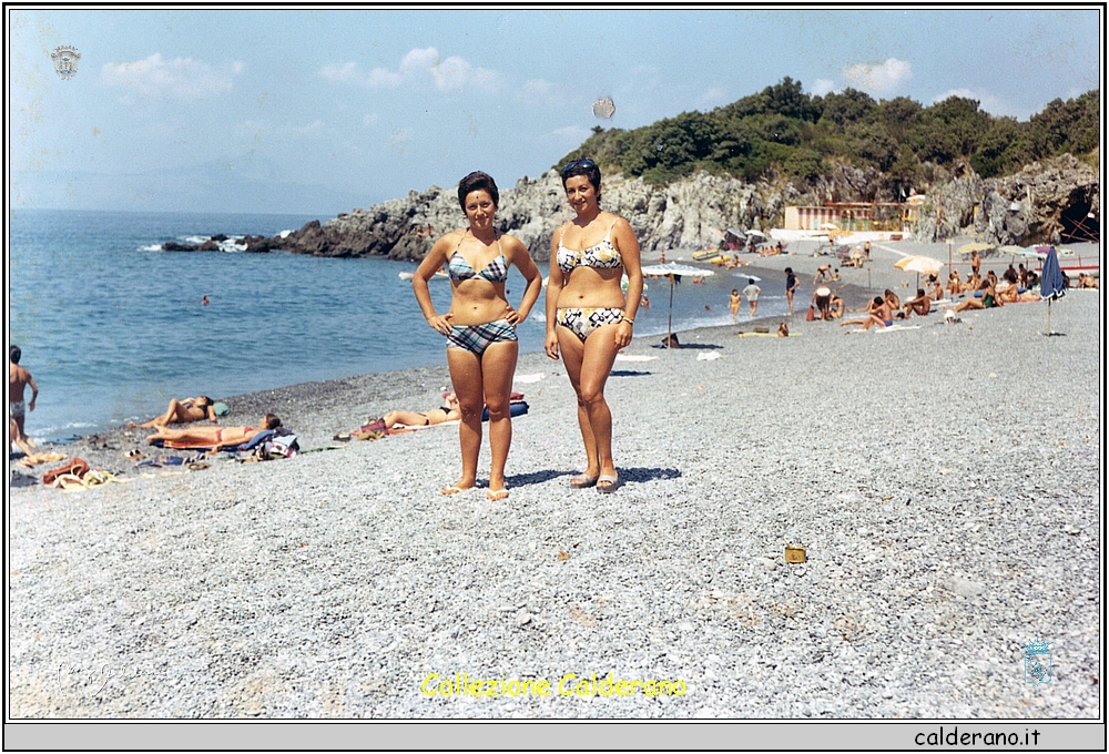 Liliana Mestri e Carmelina Mazzeo - Spiaggia di Marina agosto 1971.jpeg