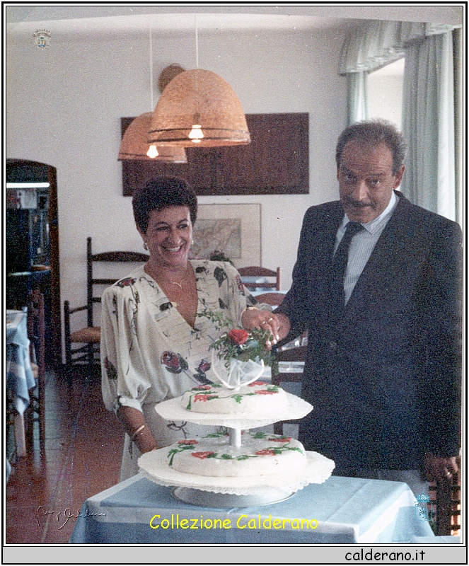 Nino e Carmelina con la torta 22-09-1984 17.jpeg