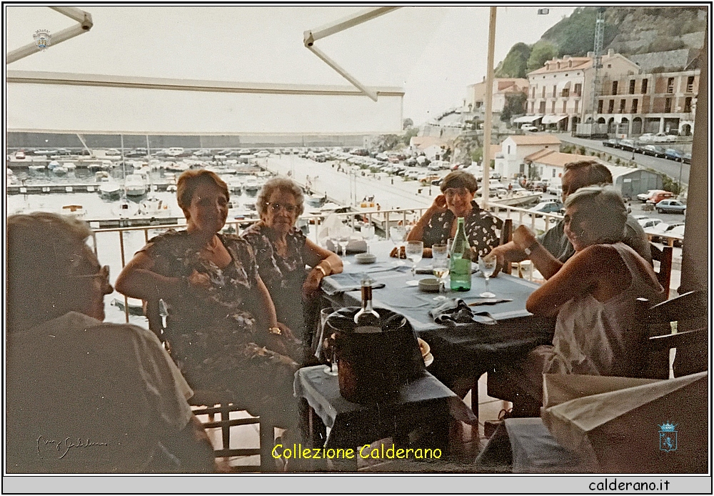 Rosa e Rosy con Nonna Franca, Nonna Pina, Nonno Pippo e Maria.jpg