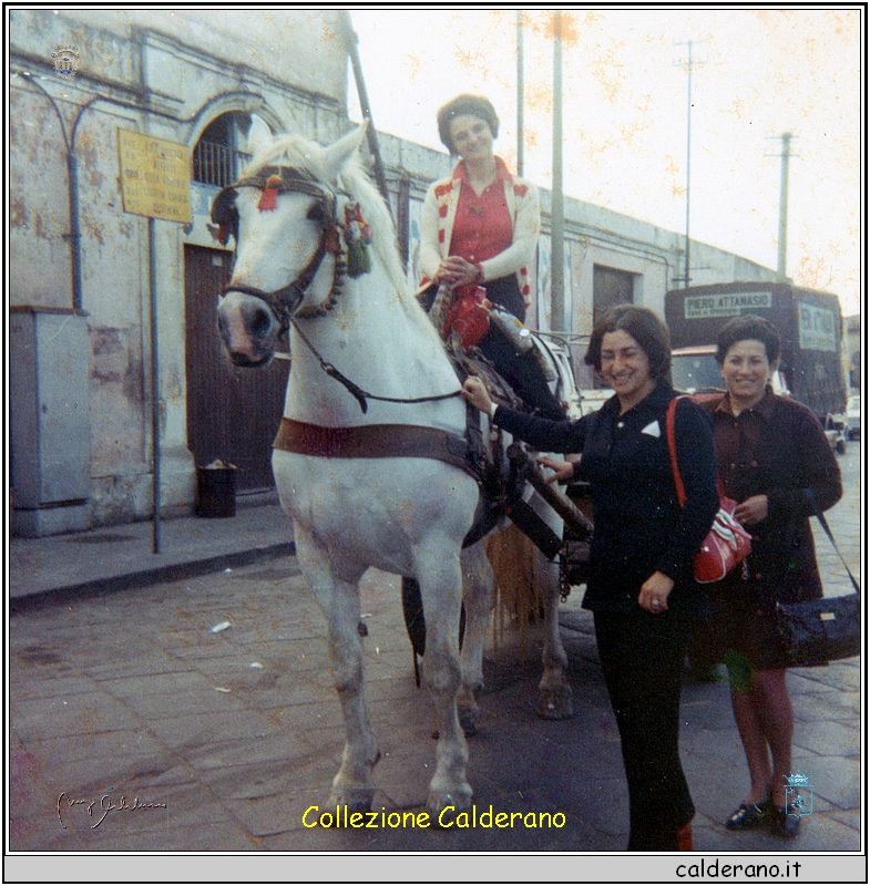 Rosamaria sul cavallo con Carmelina e Assuntina 1970.jpeg