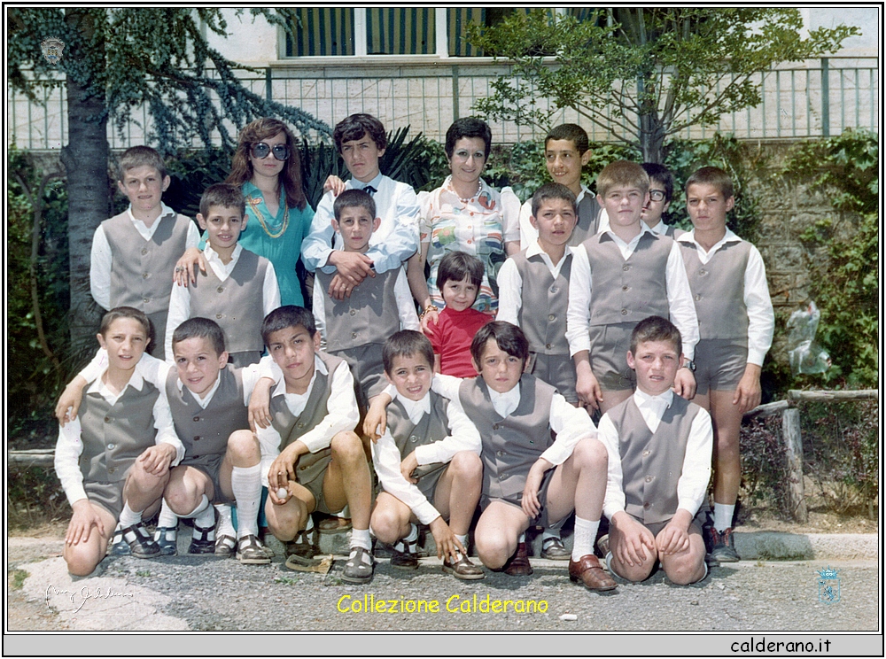 Carmelina Mazzeo e i suoi alunni della Colonia di Fiumicello - giugno 1974.jpeg