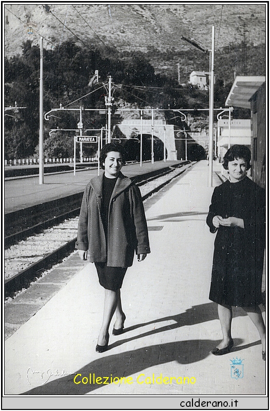 Carmelina e Silvana Mazzeo alla stazione.jpeg