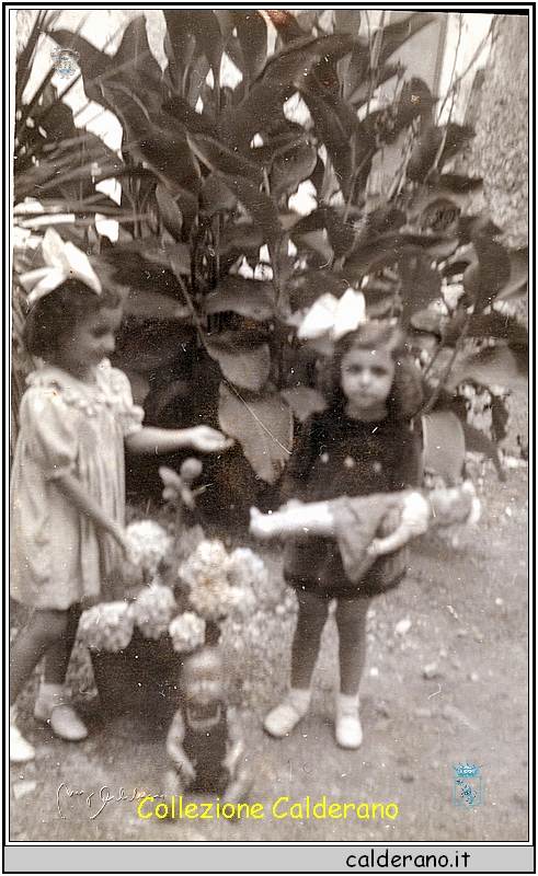 Carmelina e Silvana Mazzeo con le bambole e i fiori.jpeg