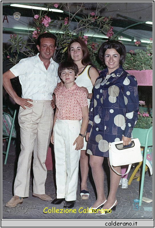 Peppino Mazzeo con la moglie e il figlio e la sorella Carmelina.jpeg