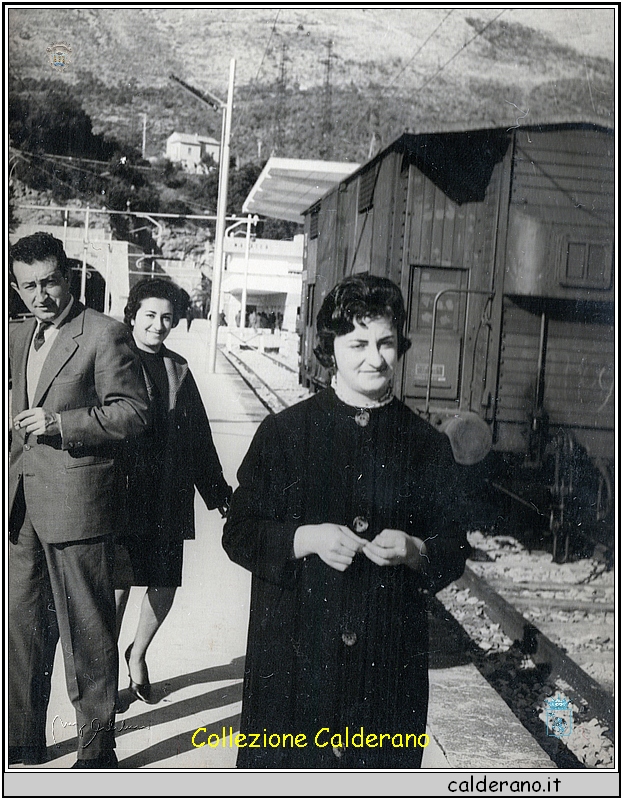 Peppino, Carmelina e Silvana Mazzeo alla stazione.jpeg