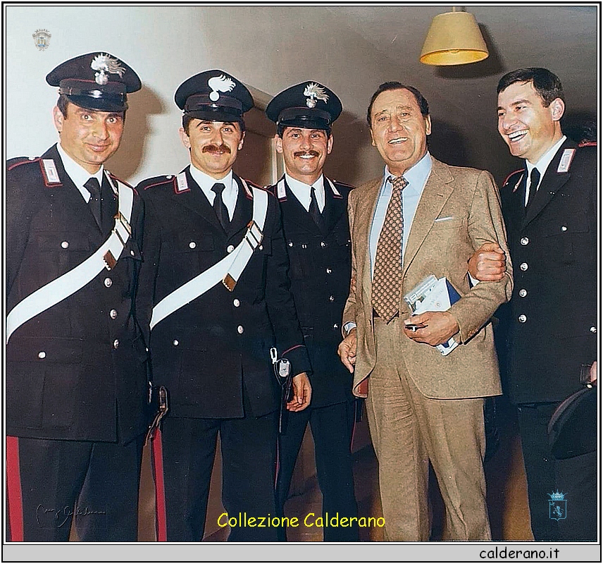 Carabinieri con Alberto Sordi al Santavenere.JPG