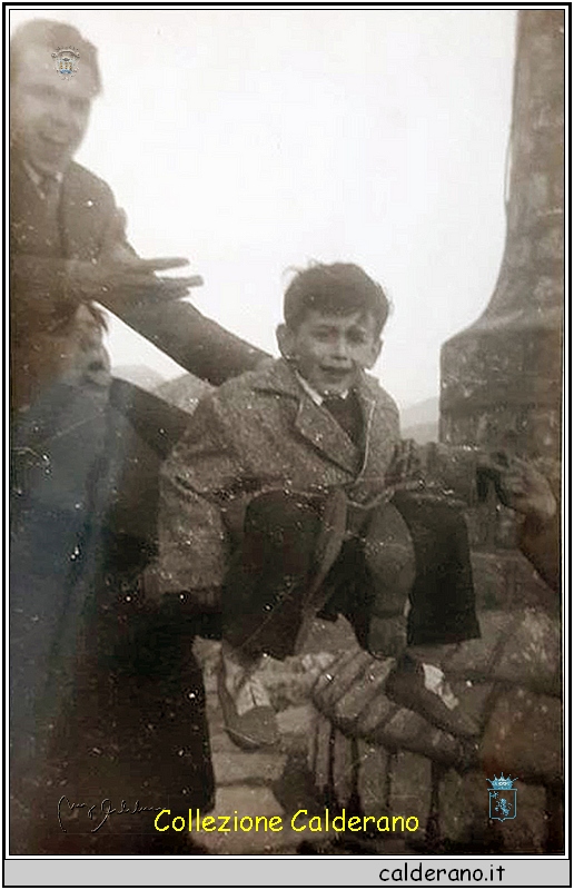 Il piccolo Piercarlo Giaretto piange spaventato alla Croce del Castello 1955.jpg