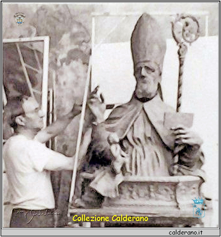 L'Artista scultore Vio al lavoro con la statua di San Biagio 2.jpg