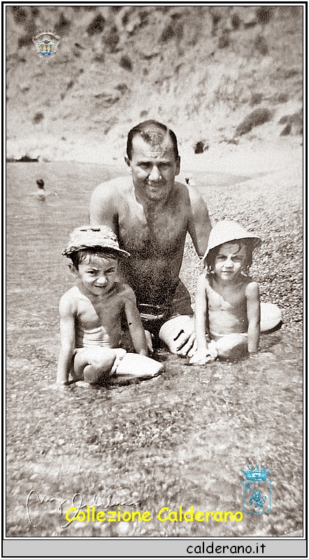 Mario Di Matteo con i figli sulla Spiaggia Anginarra.jpg