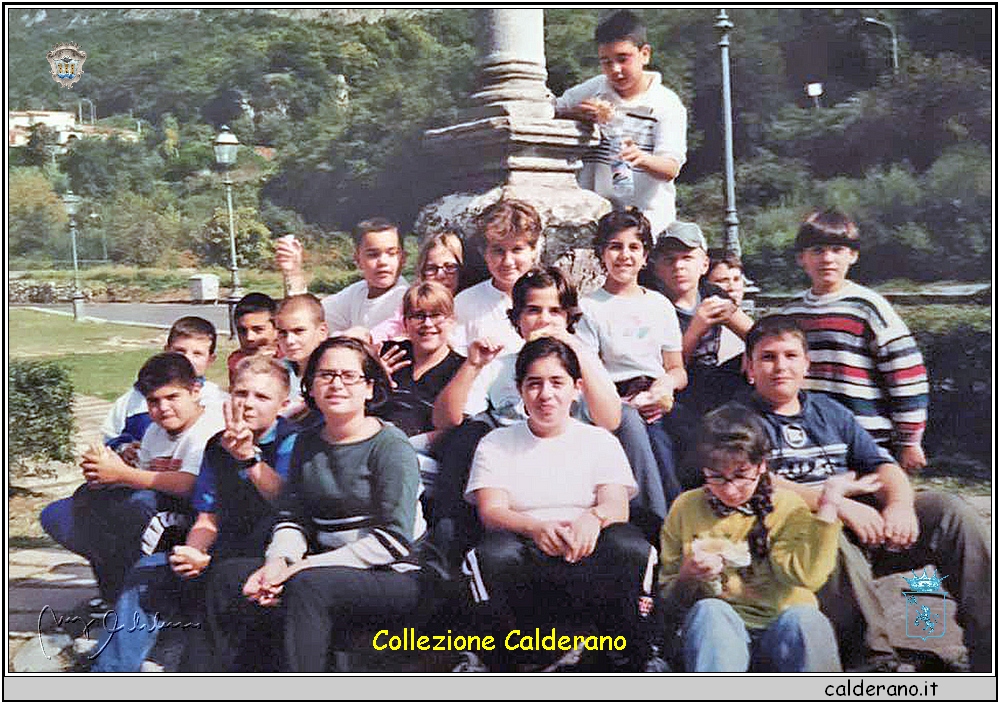 Ragazzini al Monastero nel 2001.jpg