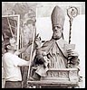 L'Artista scultore Vio al lavoro con la statua di San Biagio 2.jpg