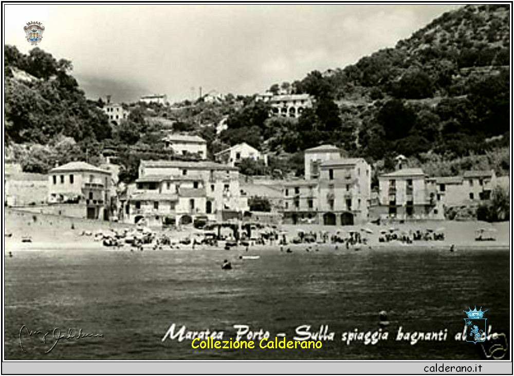 Sulla spiaggia bagnanti al sole - cartolina.jpg