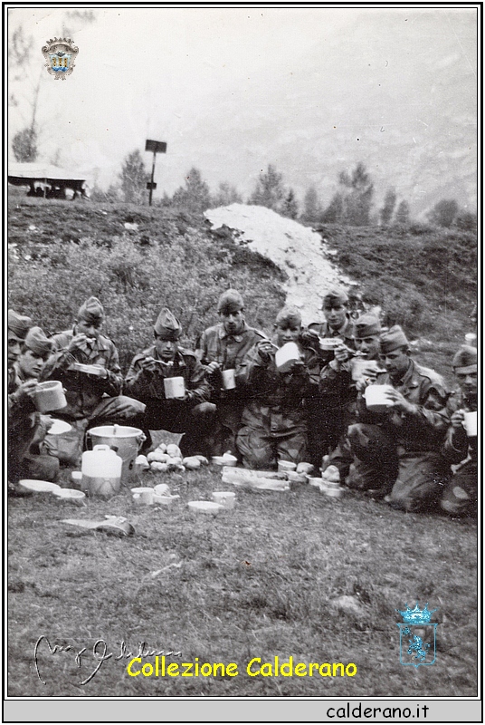 Consumazione del rancio in gavetta con Antonio Limongi 1965.jpeg