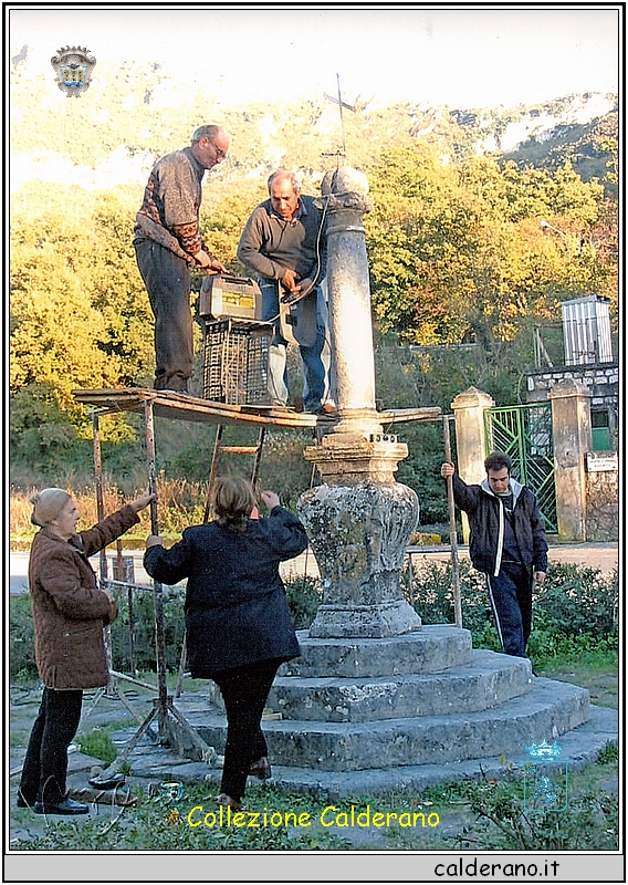 Luigi De Filippo e Antonio Limongi mentre restaurono la Croce del Monastero aiutati dal familiari.jpeg