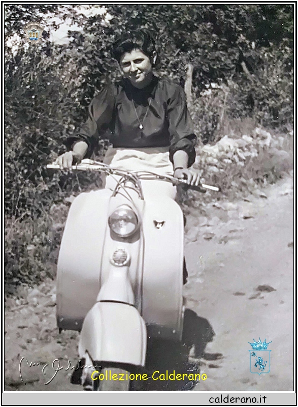 Lina Schettino sulla Lambretta.jpg