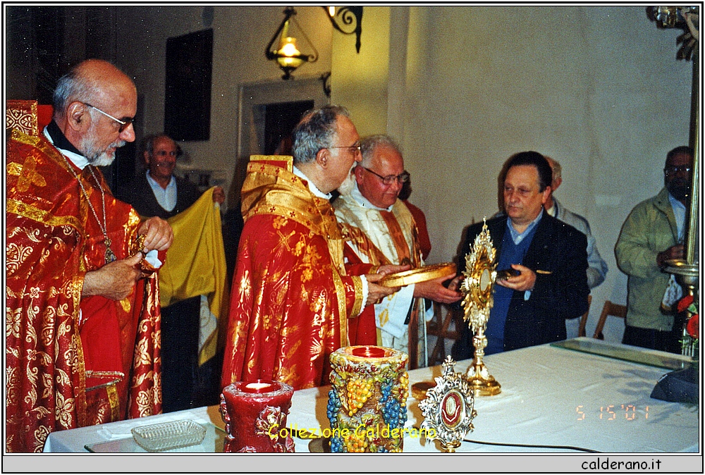 S.E. Nerdes Bedros XIX Patriarca degli Armeni Cattolici della Cilicia, riceve dal Luigi Pastgorino il Medaglione ricordo - 2001.jpg