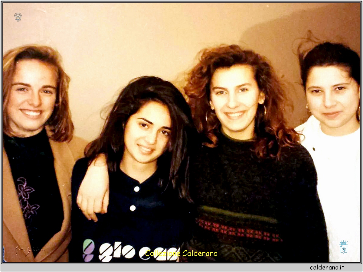 Tania con le amiche 1992.jpg