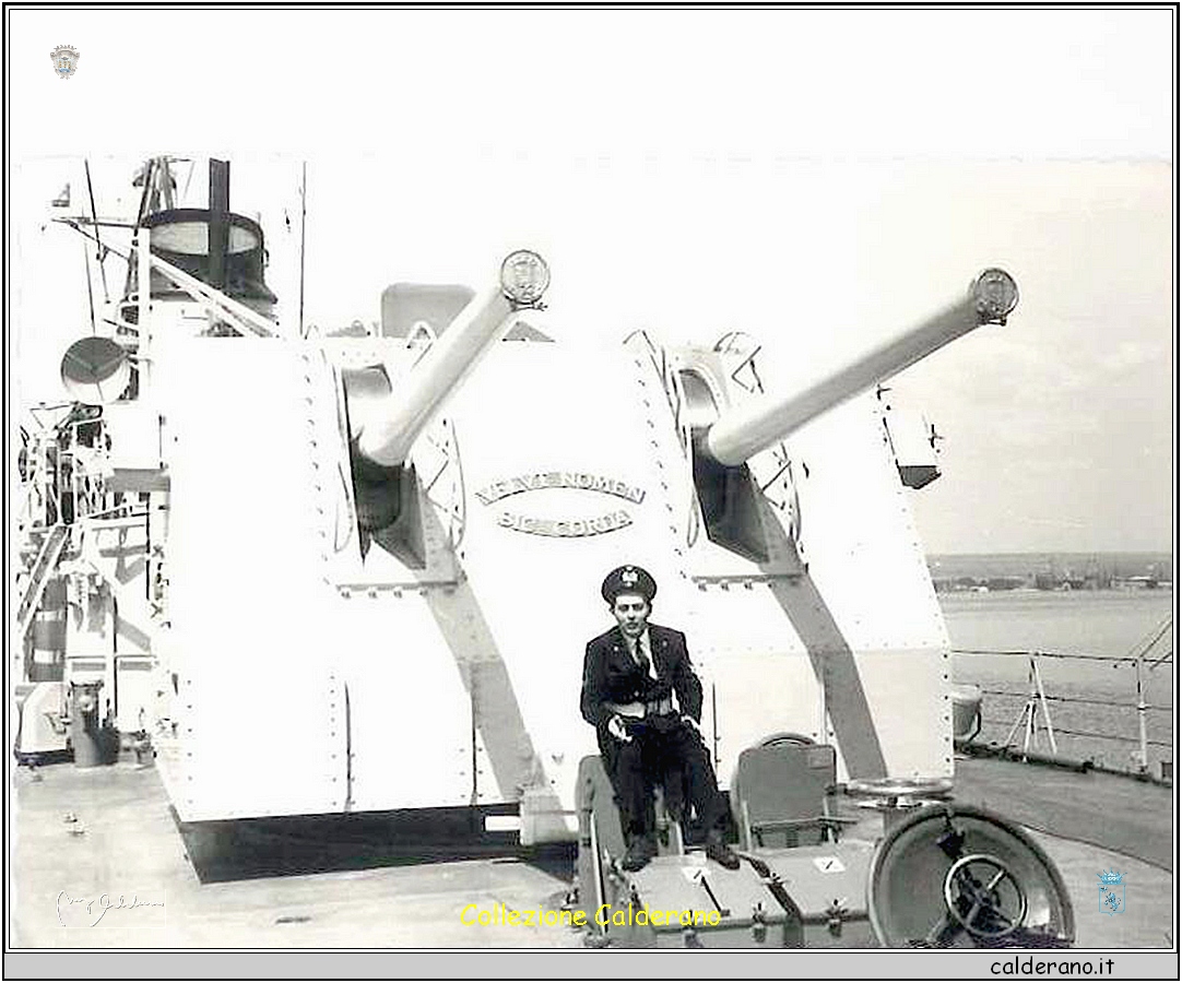 Giovanni Sorice sulla torre di poppa della nave Indomito - aprile 1962.jpg