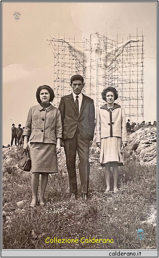 Lidia e Letizia Fiorenzano con Antonio Oliva 1965.jpg