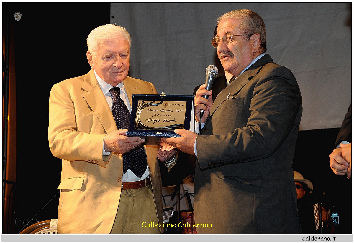 Sercio Zavoli riceve il Premio Maratea da Mario Di Trani 21-07-2012 12L_3451.JPG