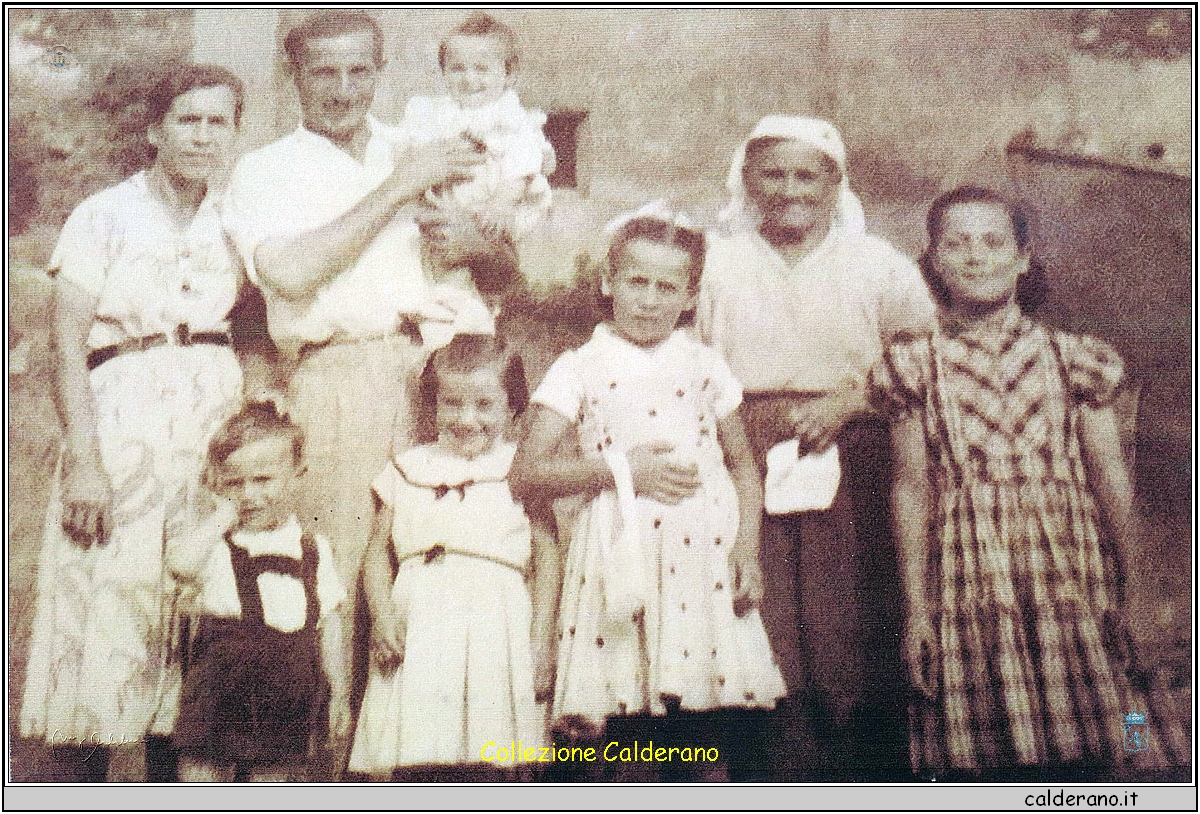 Antonietta Mazzeo, Rocco De Filippo e Antonio, Rosa Lammoglia e Gaetano, Adriana, Rosellina e Annamaria 1956.jpg