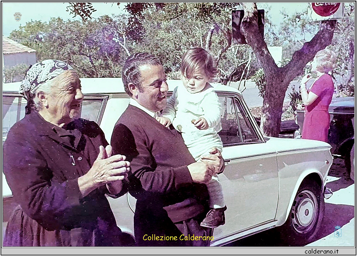 Fabio Gentile in braccio al suo Papa' Davide e con la Nonna.jpg