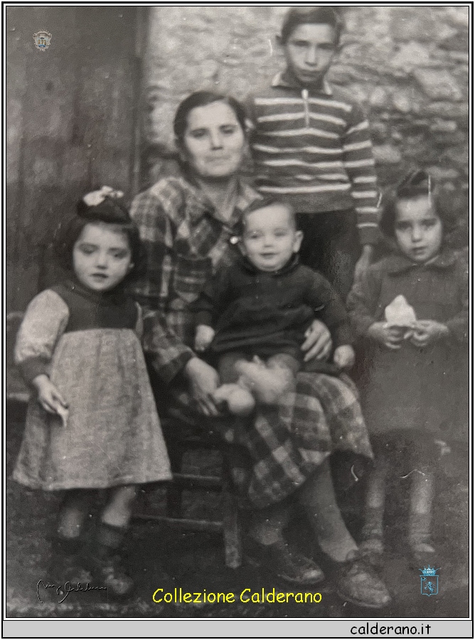 Isabella Garcia a destra con i fratelli e la mamma.jpg