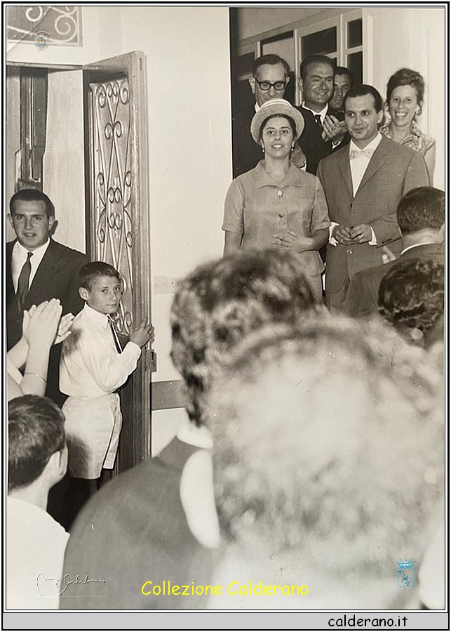 in partenza per il viaggio di nozze il giorno del matrimonio di Maria Pia Sisinni e Gaetano Costanzo il 29 luglio 1967.jpg