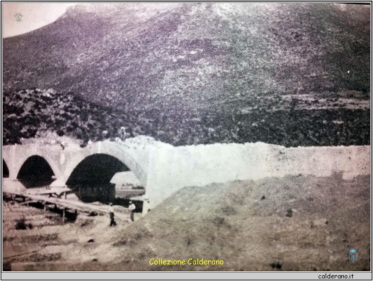 Costruzione del ponte sul fiume Noce a Castrocucco 1929.jpg