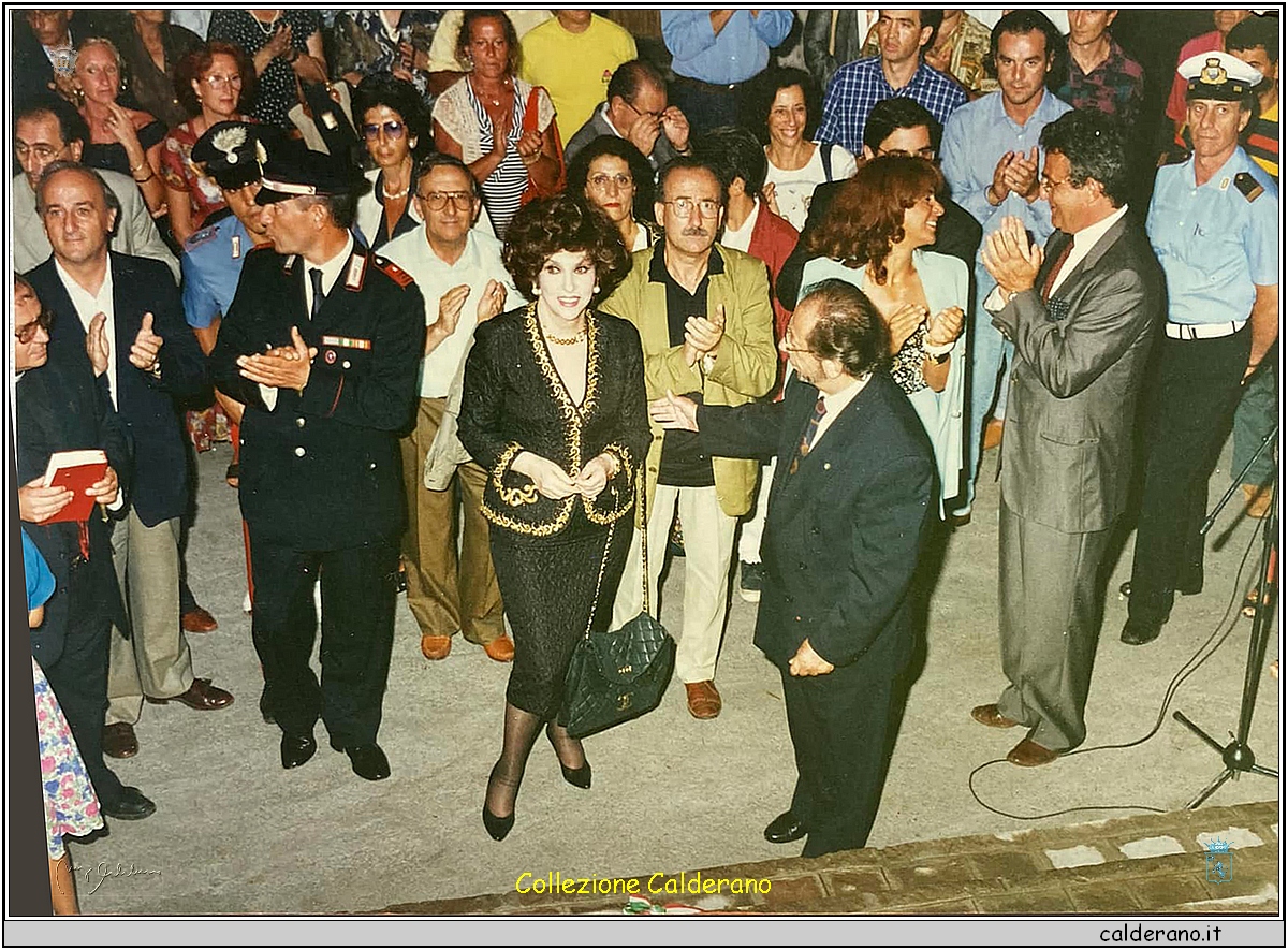 Gina Lollobrigida a Maratea con Francesco Sisinni.jpg