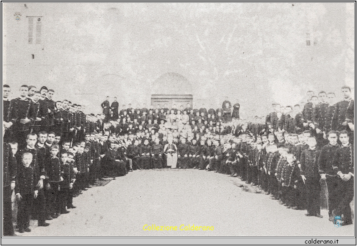 Il Vescovo Casimiro Gennari con docenti, seminaristi e studenti a Conversano 1881.jpg