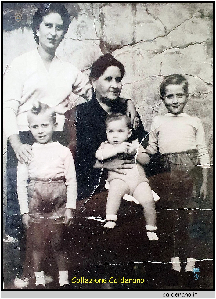 Carolina Romana Di Puglia con i figli Claudia, Giuseppe, Guglielmo e Pellegrino 1956.jpg