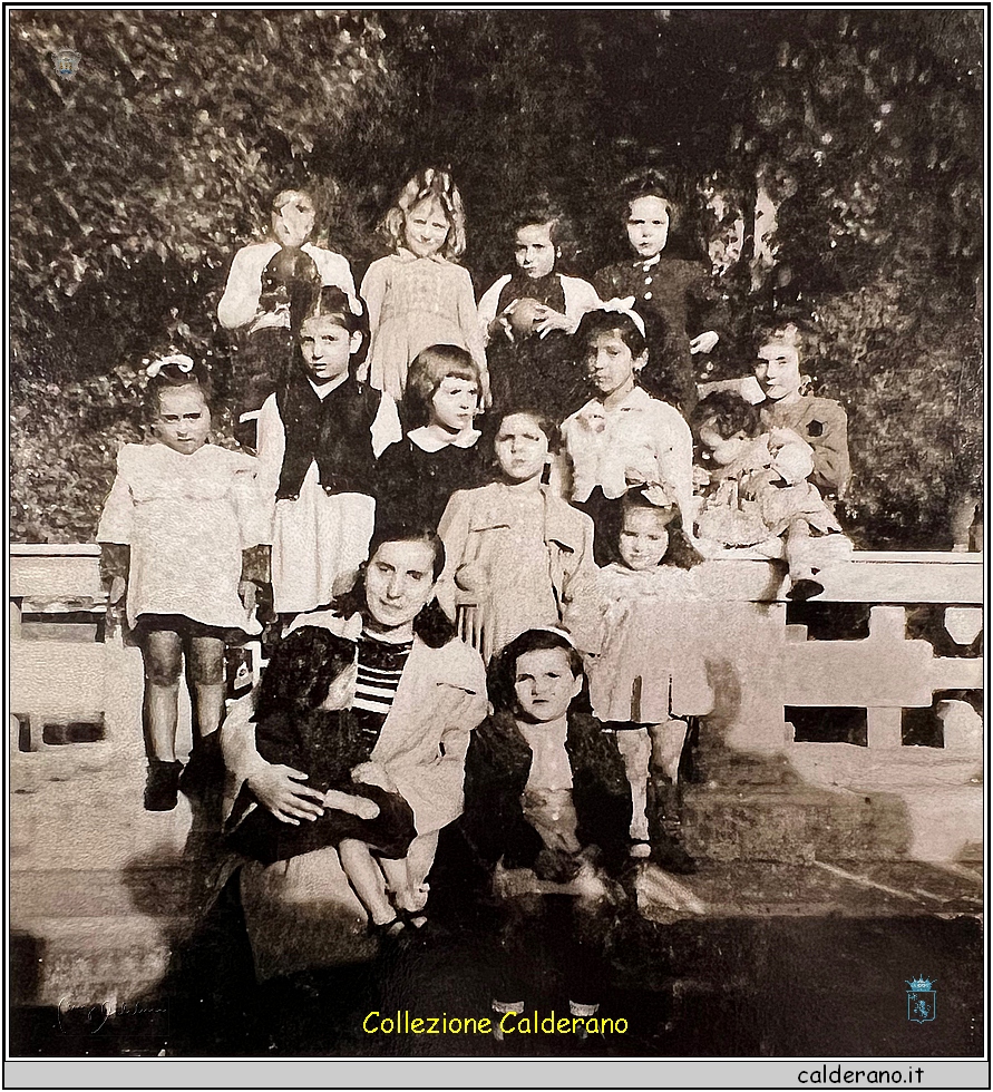 Rosetta e le bambine alla Madonnina di Lourdes.jpg