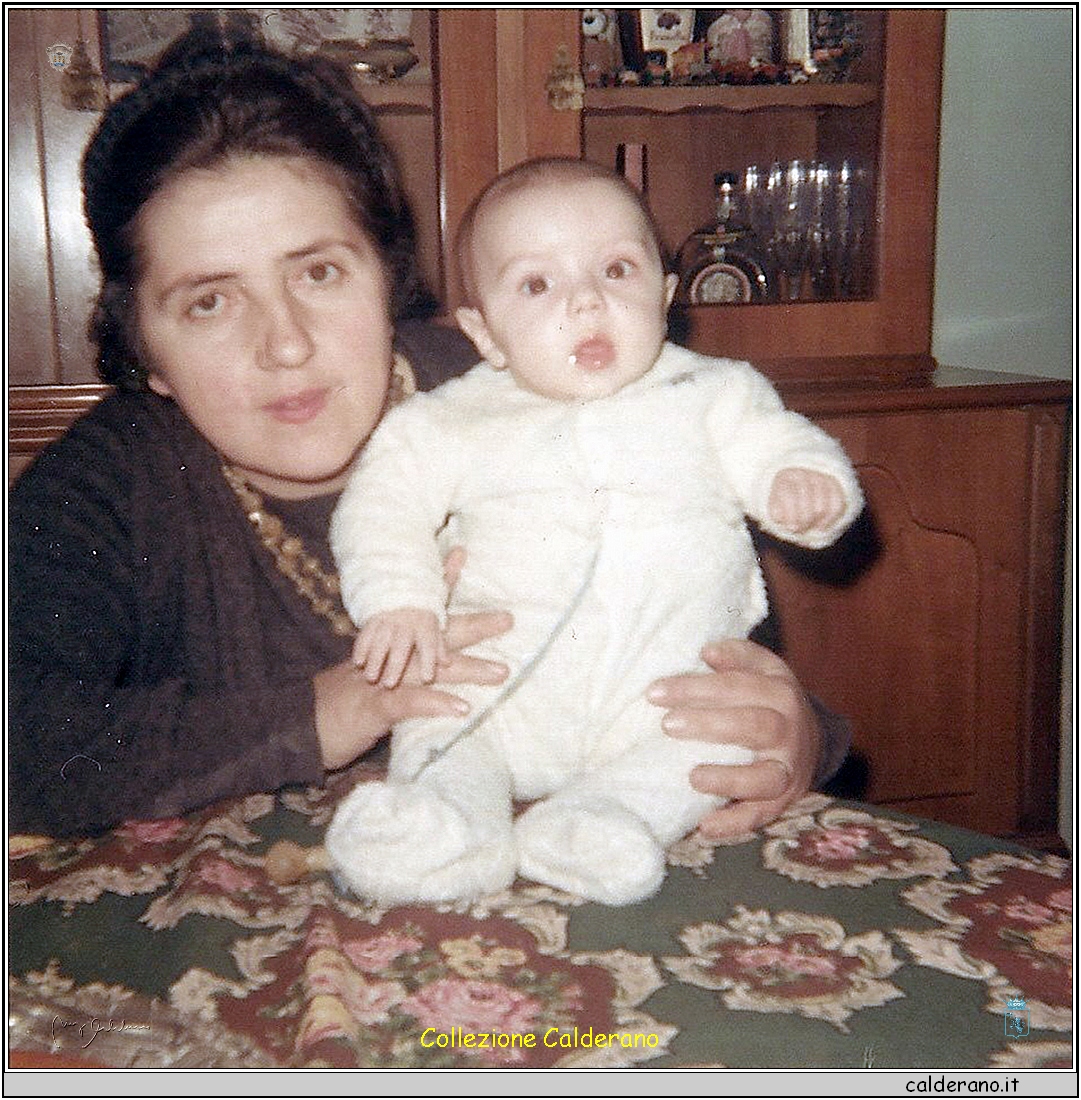 Carlo Crispo con la mamma dicembre 1967.jpg