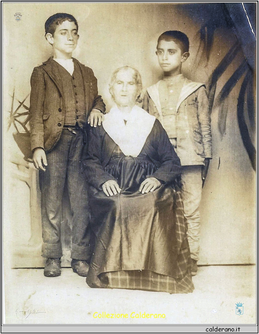 Maria Rosa Schettino con i nipoti Michele e Giuseppe.jpg